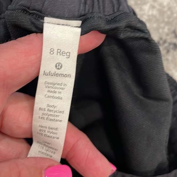 Lululemon black camo Hotty Hot Low-Rise Lined Short 2.5" in size 8. - Picture 3 of 6